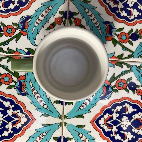 Green mug with blue flower outlines, and fancy swirl motifs - Picture 7 of 10